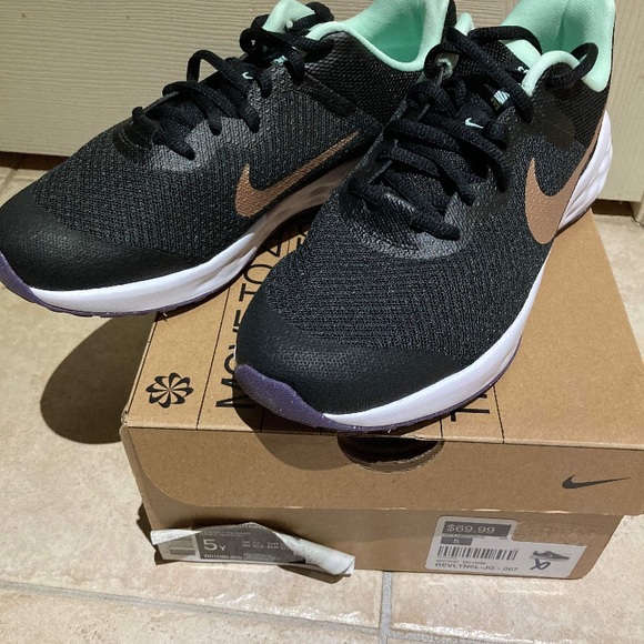 BN Nike Girls Revolution 6 Sneakers - Picture 6 of 6